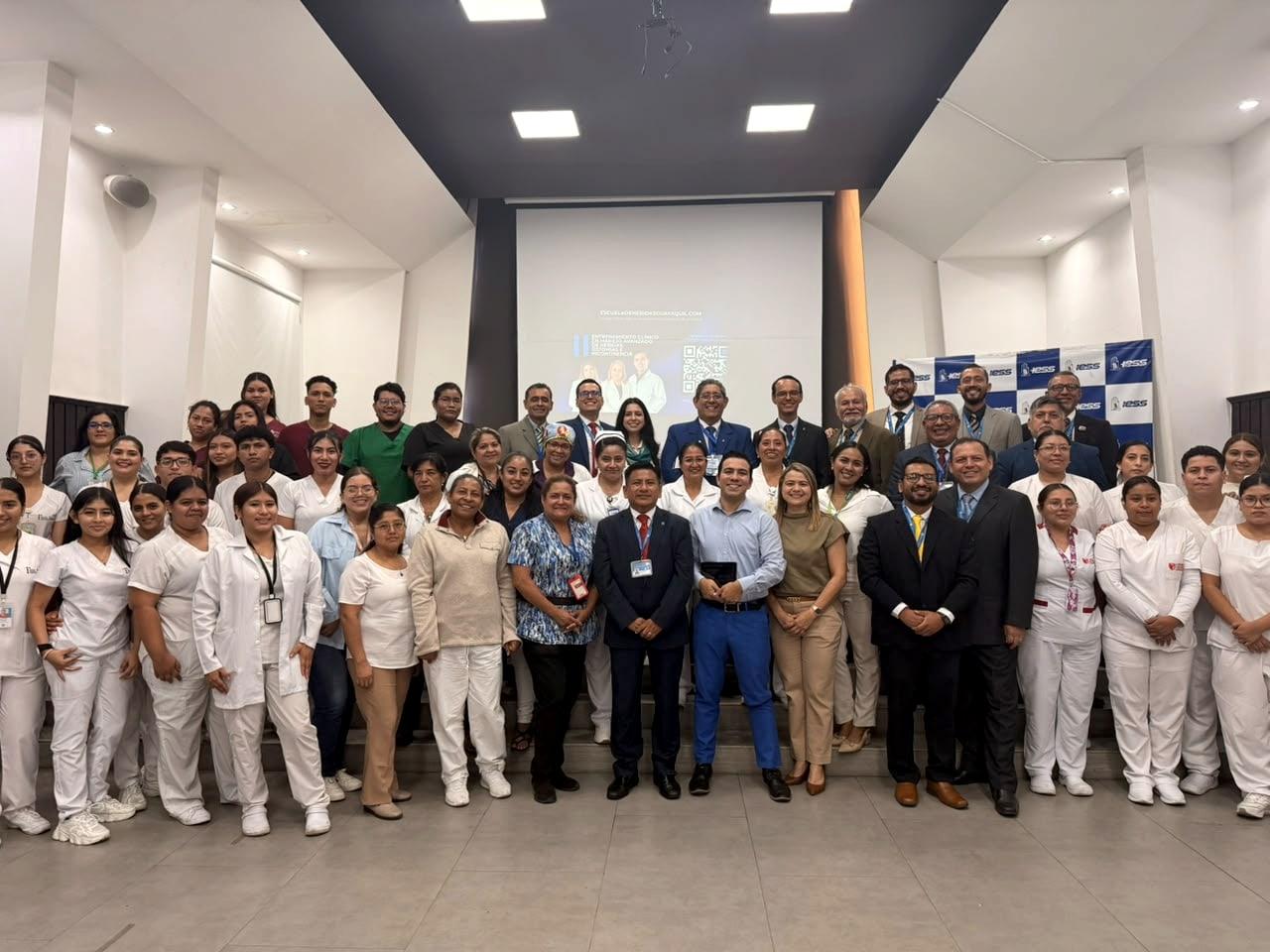 Óscar Caicho junto al personal de salud y estudiantes asistentes a la Jornada de Seguridad del Paciente en el auditorio del hospital